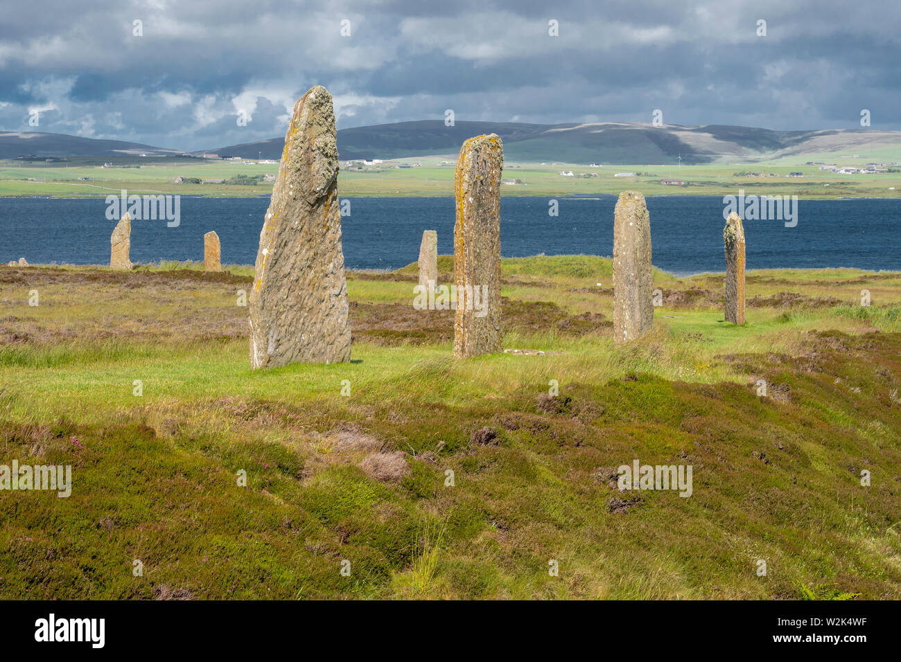El anillo de Brodgar es un henge neolítico y círculo de piedra cerca de 6 millas al noreste de Stromness en el continente, la isla más grande de las Islas Orcadas, Scotlan Foto de stock