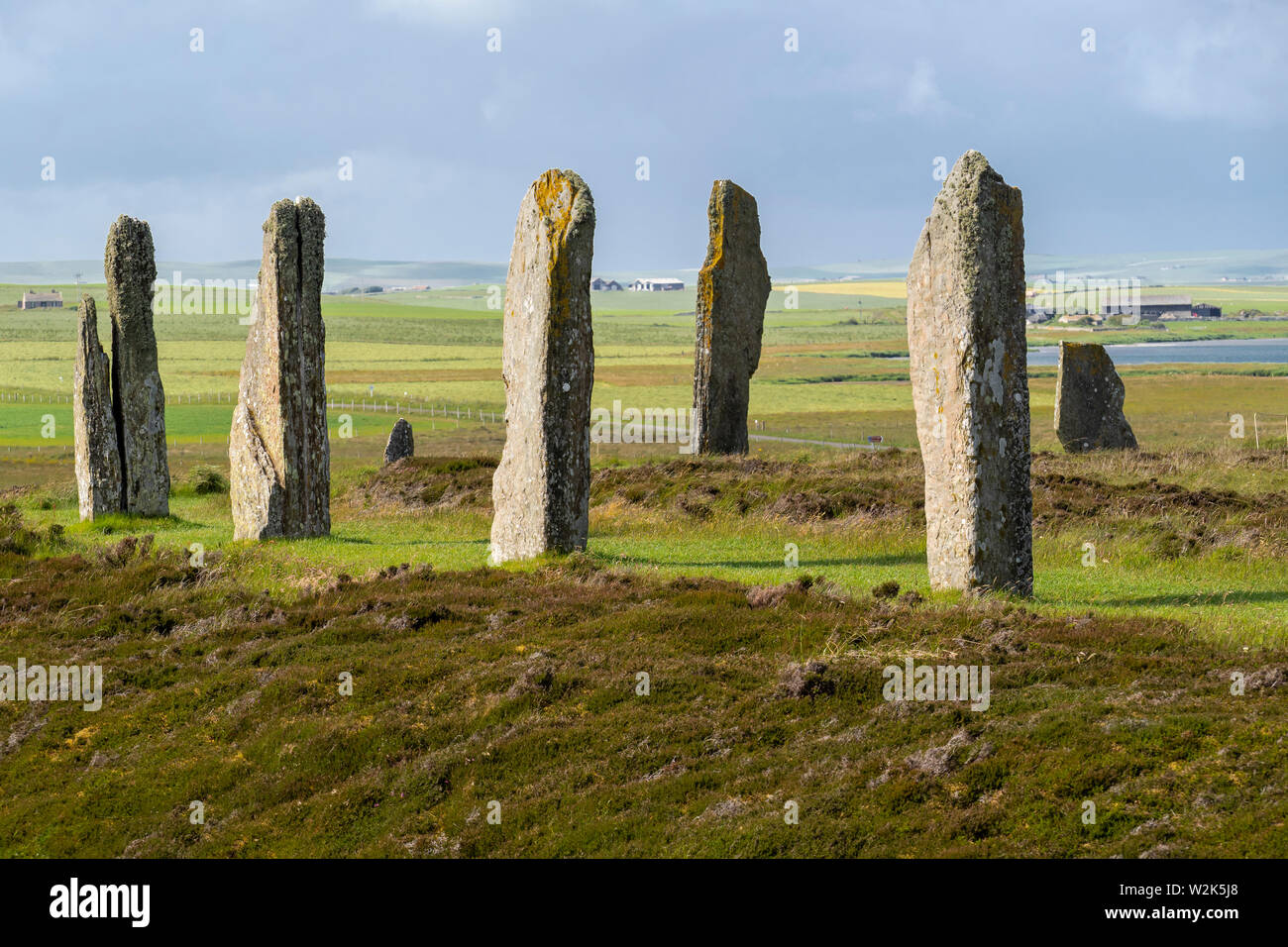 El anillo de Brodgar es un henge neolítico y círculo de piedra cerca de 6 millas al noreste de Stromness en el continente, la isla más grande de las Islas Orcadas, Scotlan Foto de stock