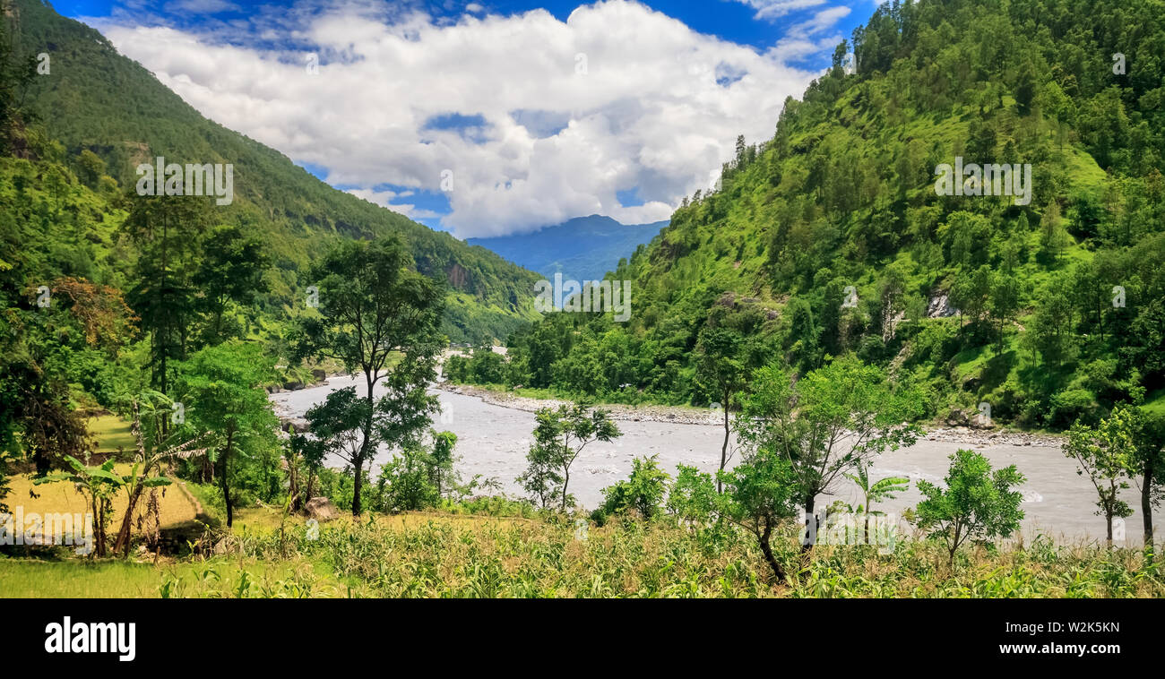 Hermoso paisaje asiático, colores brillantes, la naturaleza prístina. Nepal Foto de stock