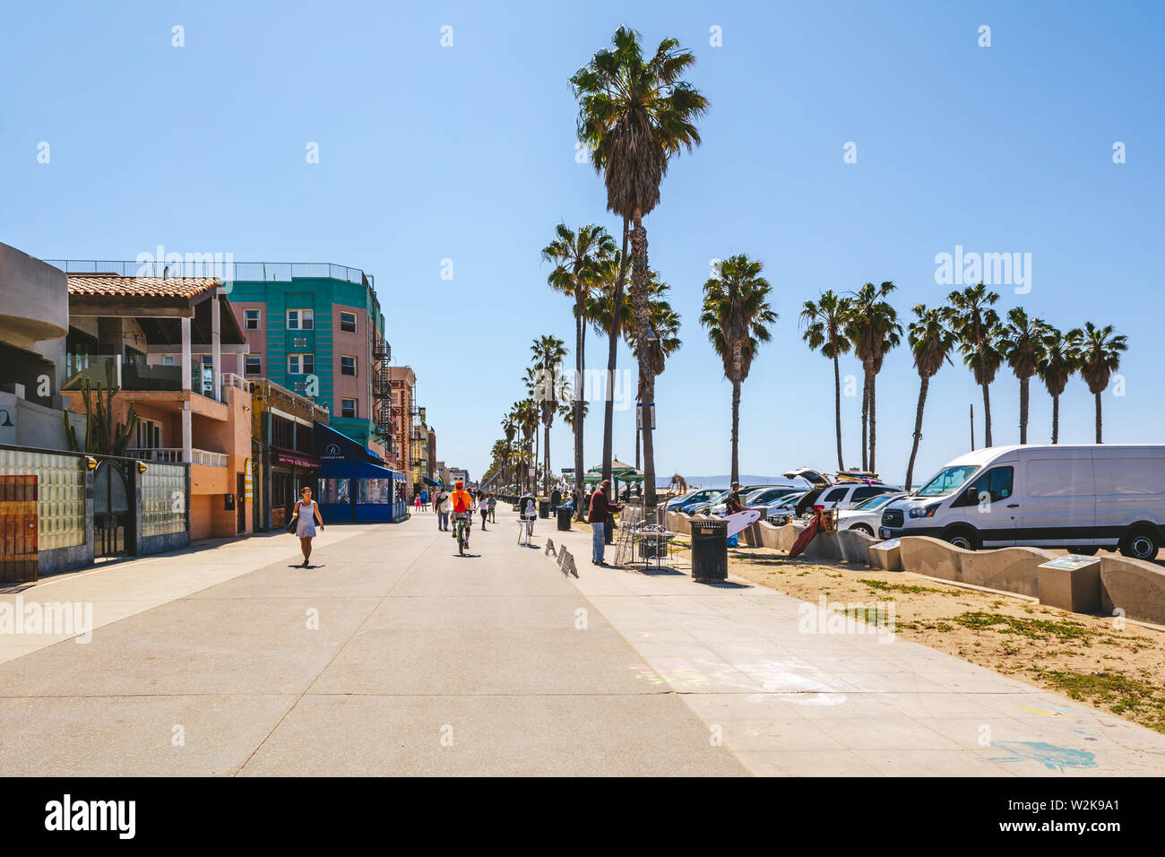 VENICE BEACH, California, EE.UU. - 10 de abril de 2019: el paseo marítimo con palmeras en un día soleado en Los Ángeles, California, Estados Unidos. Foto de stock