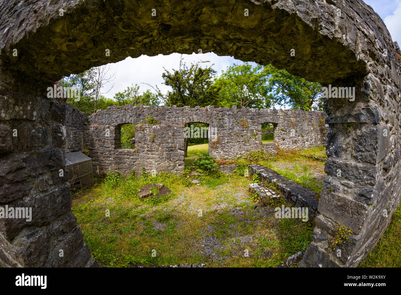Ruinas medievales cerca Thoor Ballylee Castillo o torre de Yeats en la ciudad si Gort, Condado de Galway, Irlanda Foto de stock