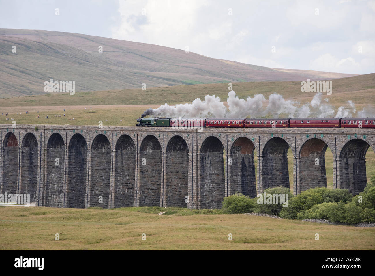 The Flying Scotsman cruzando Ribblehead Viaduct, "hacia el norte" en el arreglar Carlisle Railway, Yorkshire Dales National Park, Yorkshire, Inglaterra, Reino Unido. Foto de stock