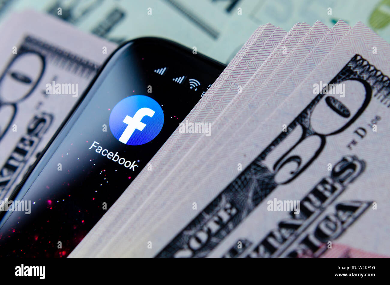 Facebook app icono y 50 billetes de dólar. Ilustrar las Noticias sobre Facebook el lanzamiento de su propia moneda libra. Foto de stock
