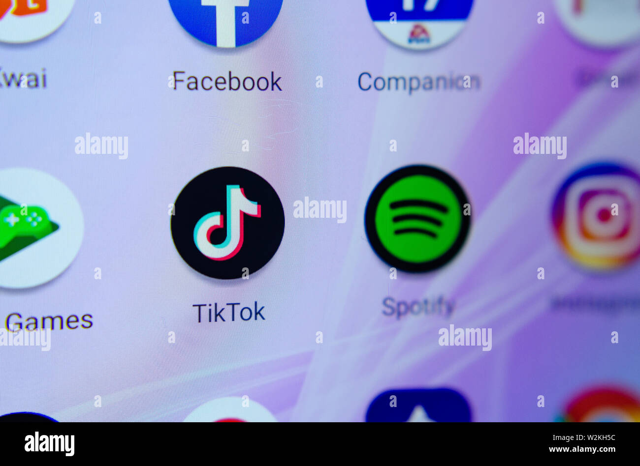 TikTok app imagen en la pantalla del smartphone. Macro Fotografía. La famosa aplicación multimedia para crear y compartir vídeos cortos Foto de stock