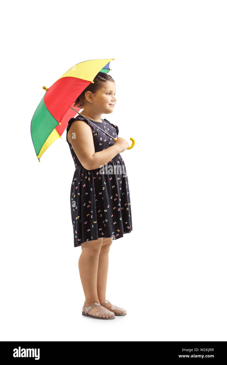 Disparo de longitud completa de una niña sosteniendo un paraguas coloridos aislado sobre fondo blanco. Foto de stock