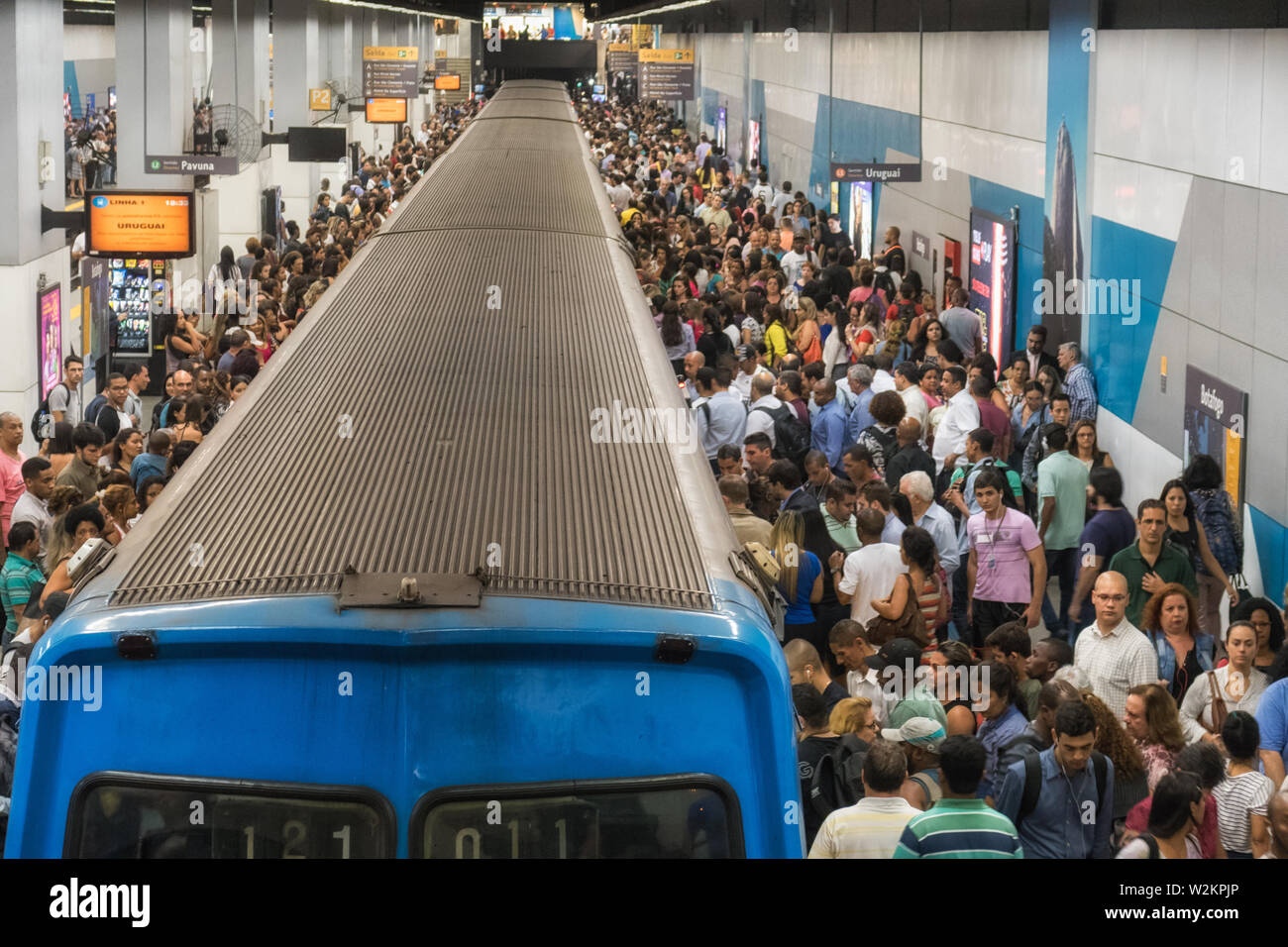 Río de Janeiro, Brasil - Noviembre 07, 2016: una multitud de gente en la estación de metro de Botafogo en hora punta para volver a casa después de un día de trabajo Foto de stock