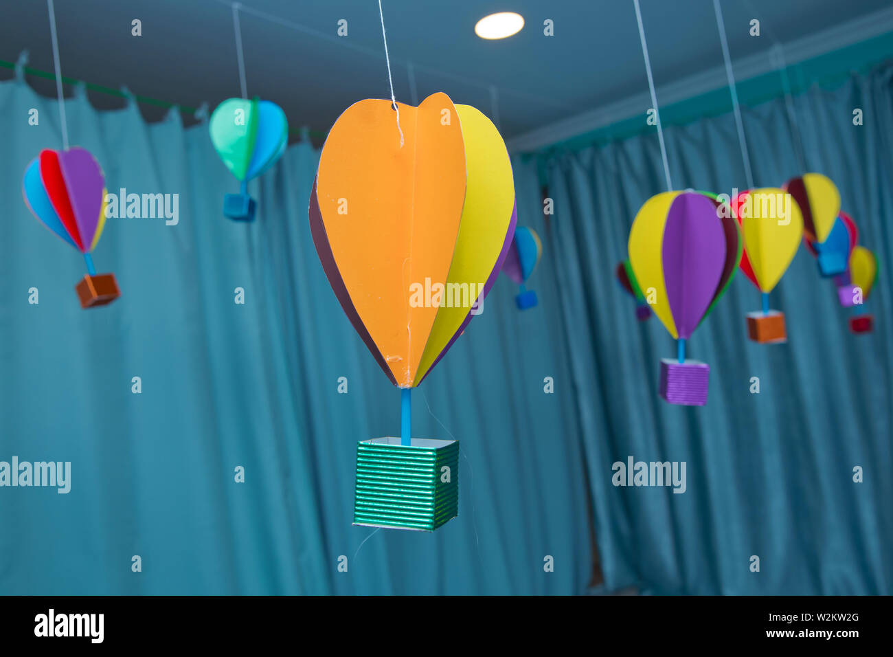 Origami hecho colorida nube de globos de aire. lámparas de papel de colores colgando en el como globos de aire Fotografía de stock - Alamy