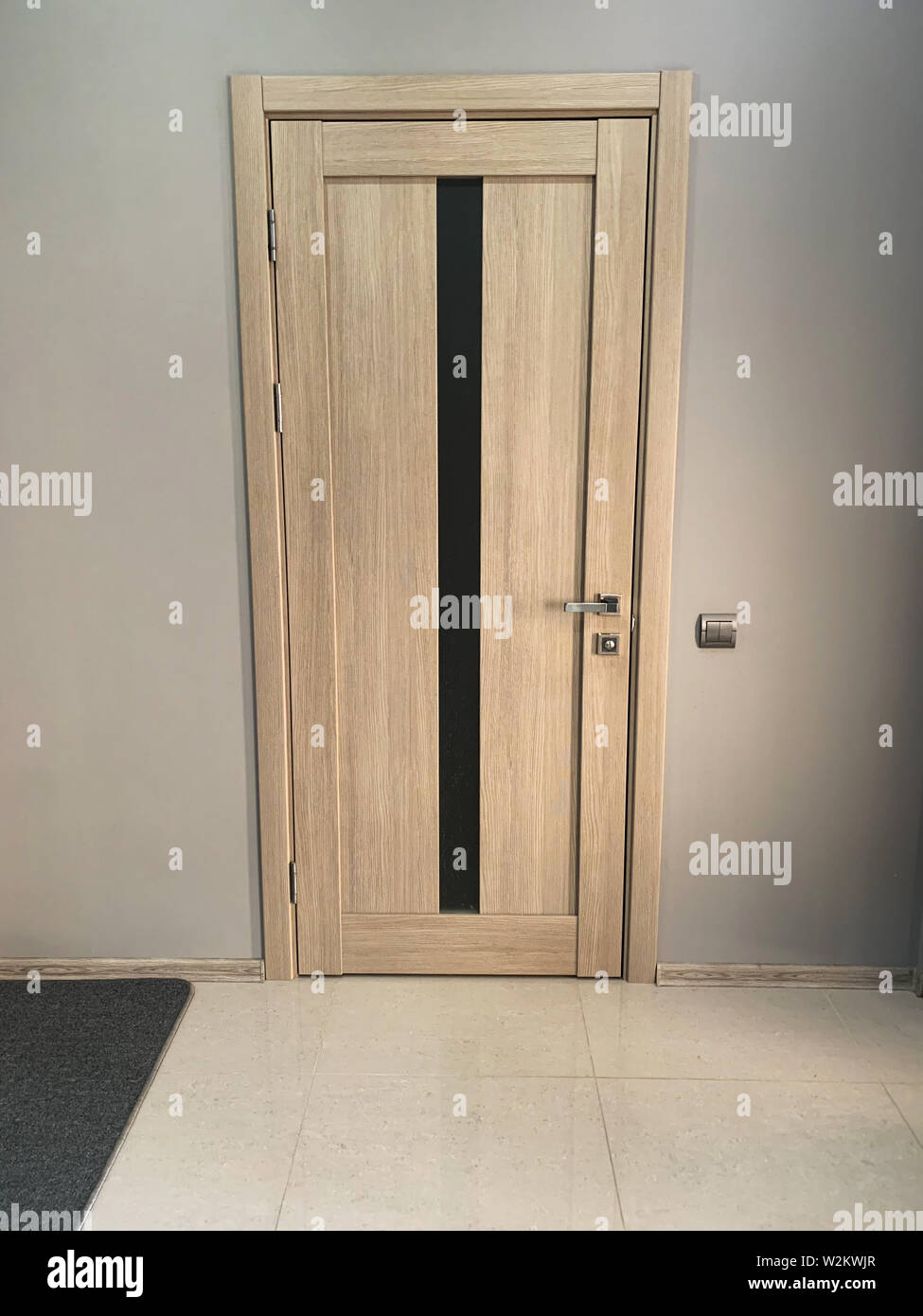 Dos puertas de color beige al dormitorio en casa Fotografía de stock - Alamy