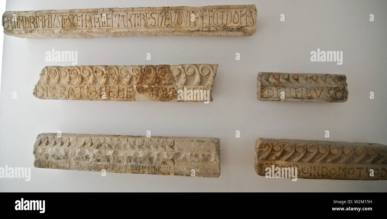 Scripts de piedra y la escritura latina. Museo Arqueológico de la ciudad de Zadar, Croacia Foto de stock