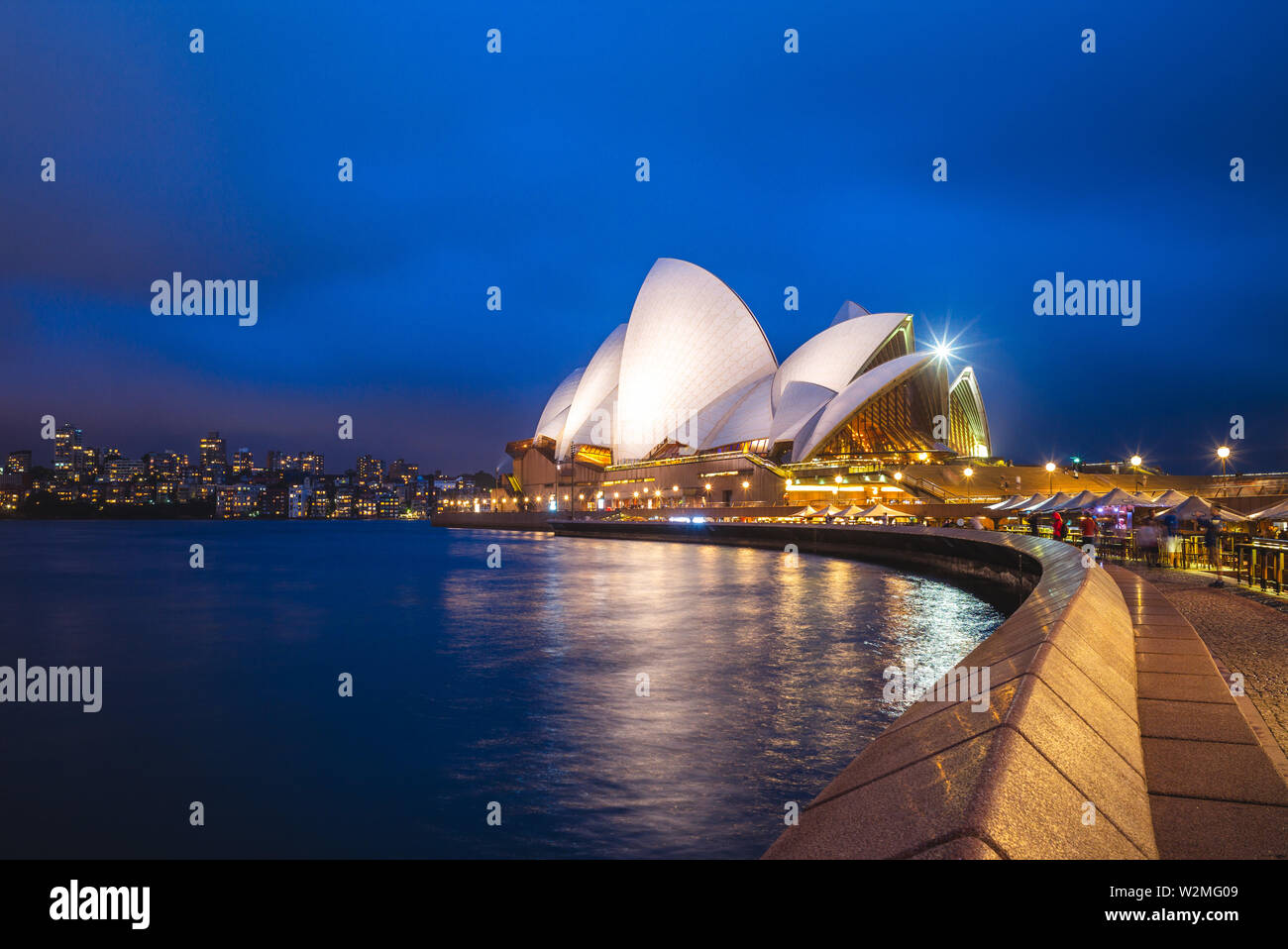 Sydney, Australia - El 6 de enero de 2019: Sydney Opera House en la noche. Este edificio es uno de los países del mundo más reconocible al instante y edificios emblemáticos Foto de stock