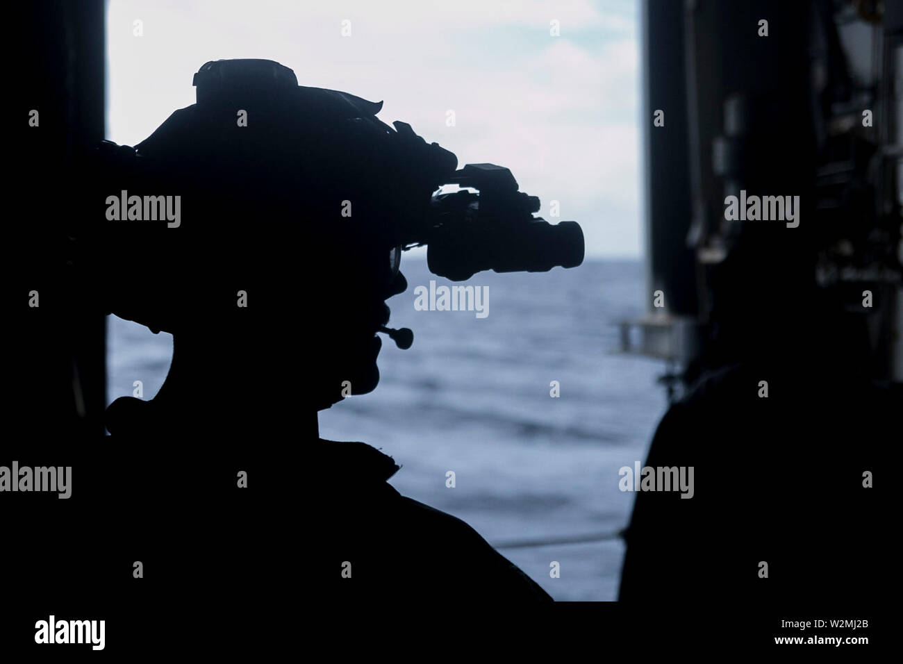 Los infantes de marina con la 31ª Unidad Expedicionaria de los infantes de marina se preparan para una visita simulada, junta, registro e incautación a bordo del transporte anfibio USS Dock Green Bay (LPD 20), actualmente en curso en el Mar de Coral, el 29 de junio de 2019. Green Bay, parte de las WASP Amphibious Ready Group, inició con 31 MEU, está operando en la región del Indo-Pacífico para mejorar la interoperabilidad con los socios y servir como fuerza de respuesta preparada para cualquier tipo de contingencia, al mismo tiempo que proporciona un mecanismo flexible y letal de la fuerza de respuesta de crisis listo para realizar una amplia gama de operaciones militares. (Oficial del Cuerpo de Marines de EE.UU foto por LAN Foto de stock