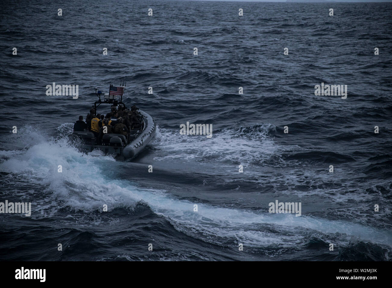 Los infantes de marina con la 31ª Unidad Expedicionaria de la Marina parten de la base de transporte anfibio USS Green Bay (LPD 20) para una visita simulada, junta, búsqueda e incautación en el Mar de Coral, el 29 de junio de 2019. Green Bay, parte de las WASP Amphibious Ready Group, inició con 31 MEU, está operando en la región del Indo-Pacífico para mejorar la interoperabilidad con los socios y servir como fuerza de respuesta preparada para cualquier tipo de contingencia, al mismo tiempo que proporciona un mecanismo flexible y letal de la fuerza de respuesta de crisis listo para realizar una amplia gama de operaciones militares. (Oficial del Cuerpo de Marines de EE.UU foto por Lance Cpl. Kyle Foto de stock
