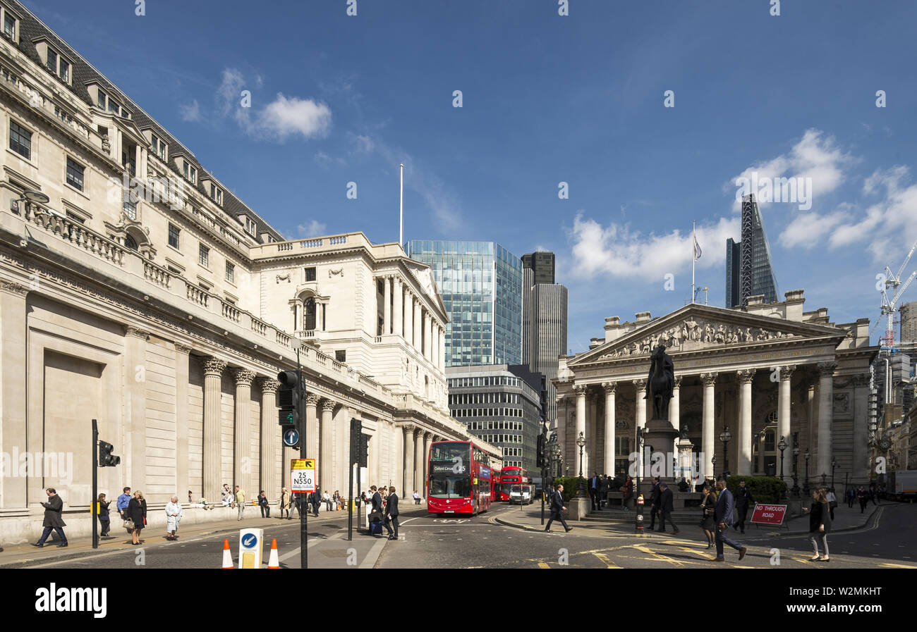 Cruce banco mirando al oriente hacia el Banco de Inglaterra y el Royal Exchange edificios, Ciudad de Londres Foto de stock