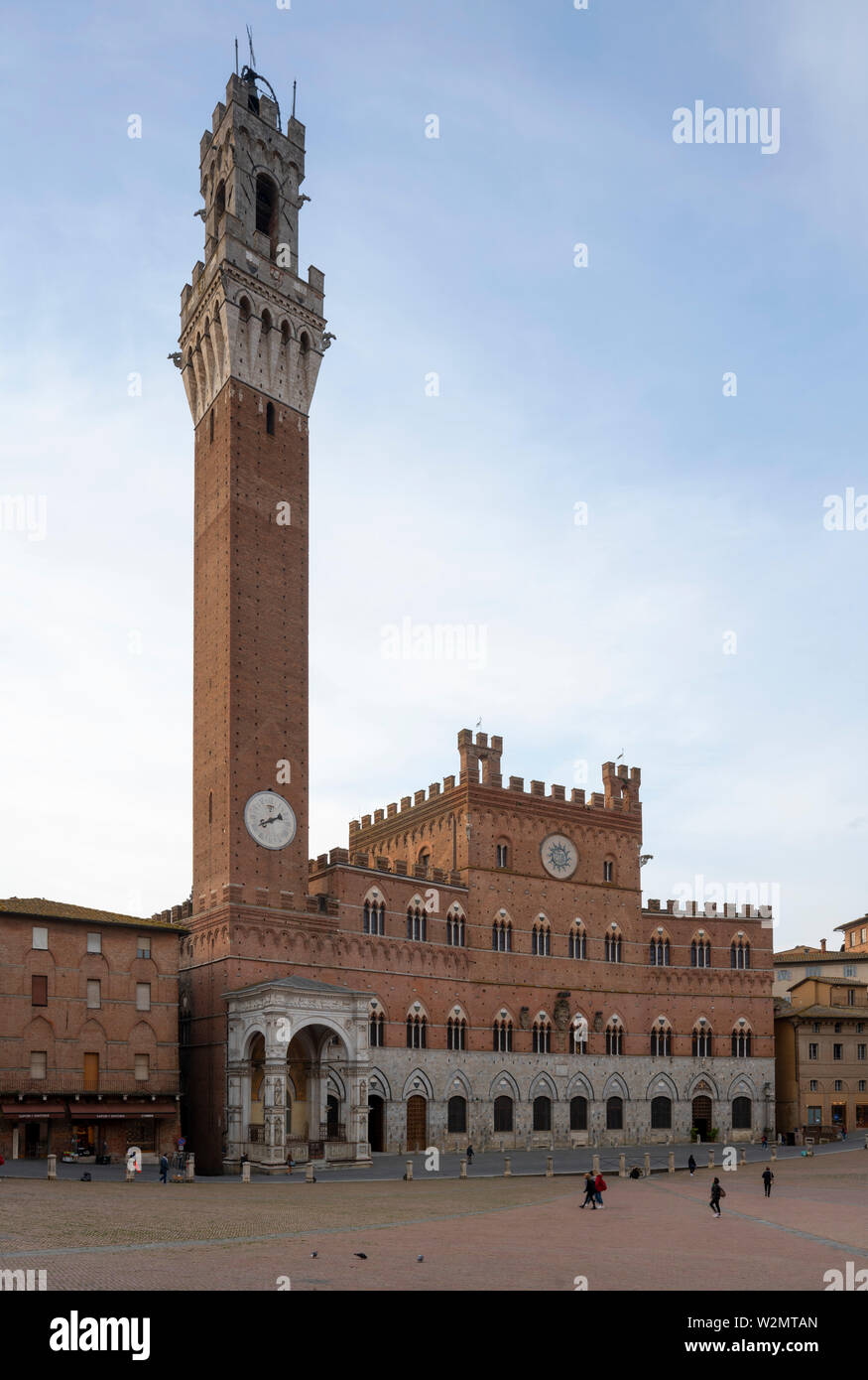 Siena, la Piazza del Campo, el Palazzo Pubblico mit Blick von Norden Foto de stock