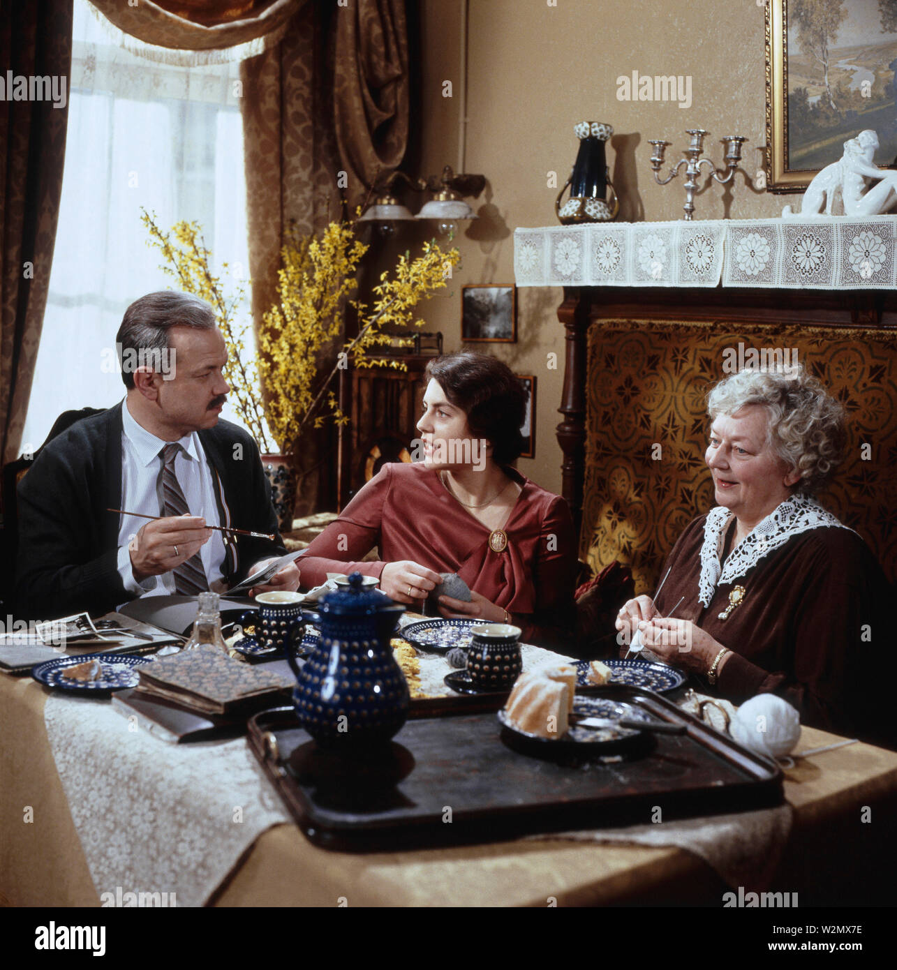 Löwengrube, Fernsehserie, Deutschland 1989 - 1992, Kriminalserie Familienserie, Darsteller: Jörg Hube, Christine Neubauer, Franziska Stömmer Foto de stock