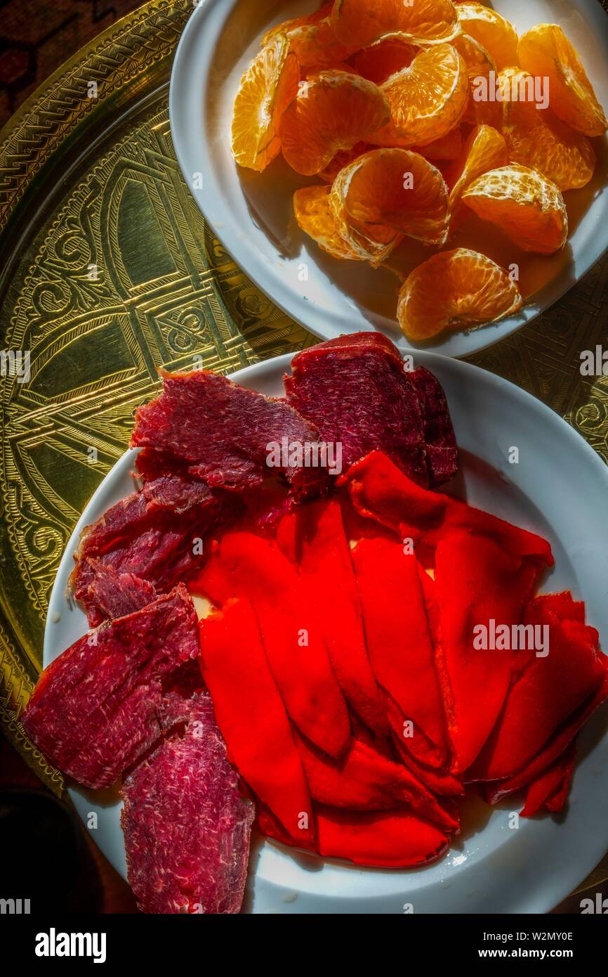 https://c8.alamy.com/compes/w2my0e/marruecos-comida-la-carne-seca-con-pimiento-rojo-frutas-conservadas-y-las-clementinas-w2my0e.jpg