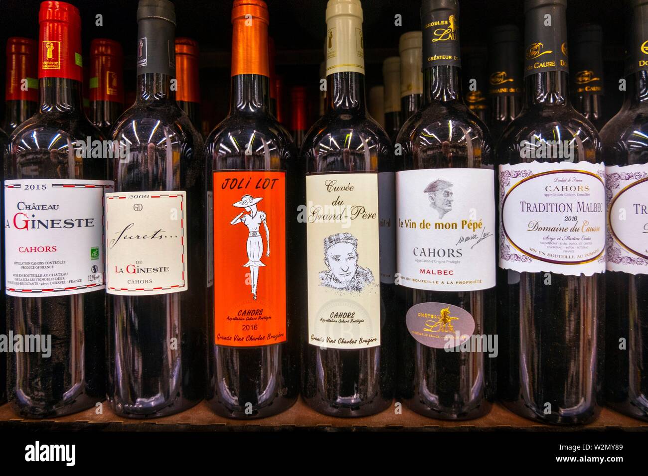 France-Food y bebidas - Vinos de Francia, con bonitos nombres de etiqueta: ",GrandPère eecrets'', '...mon Pèr', 'tradición'. Foto de stock