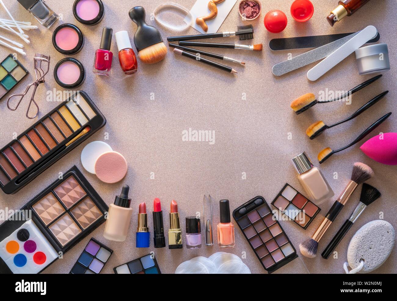 Cosméticos maquillaje pintalabios, sombras de ojos arreglo en glitter  silver tabla Fotografía de stock - Alamy