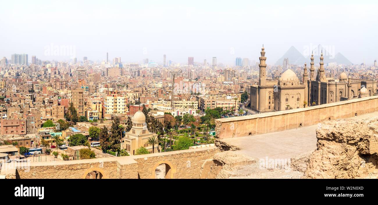 Las mezquitas de El Cairo, vista panorámica desde la ciudadela, Egipto. Foto de stock