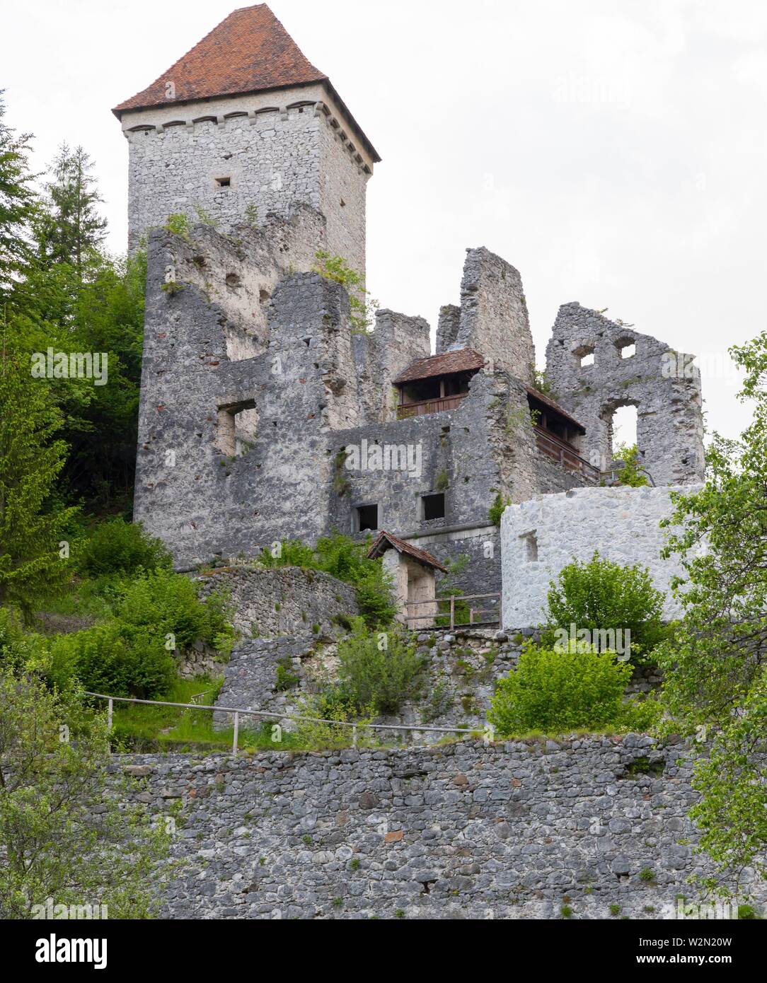 Las ruinas del castillo de Kamen, Radovljica, Eslovenia. Foto de stock