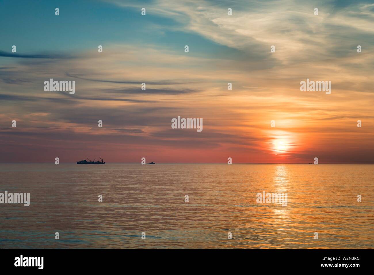 El buque Castarone tendido de tuberías de aceite, un barco en el Atlántico Norte al atardecer. Foto de stock