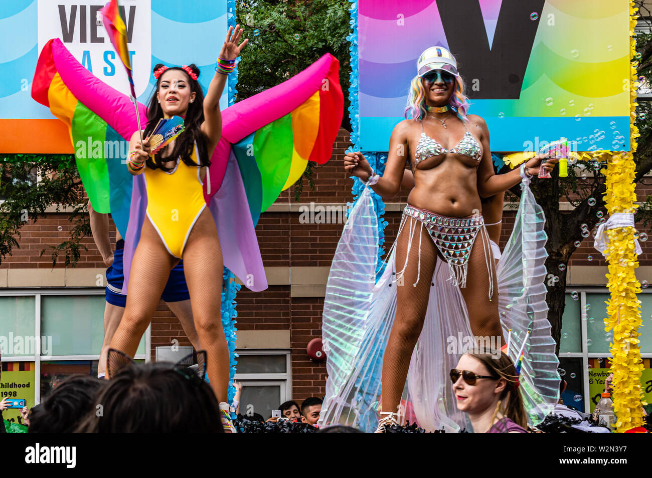 Lakeview, Chicago-June 30, 2019: y transgénero cisgender individuos actuando en el Desfile del Orgullo Gay. Foto de stock