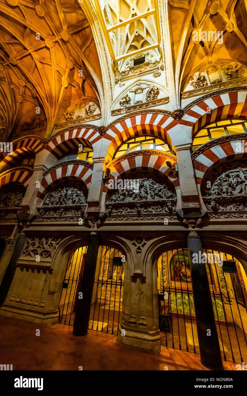 Arco en el interior de la Mezquita (La Mezquita-Catedral) de Corboba, provincia de Córdoba, España. Foto de stock