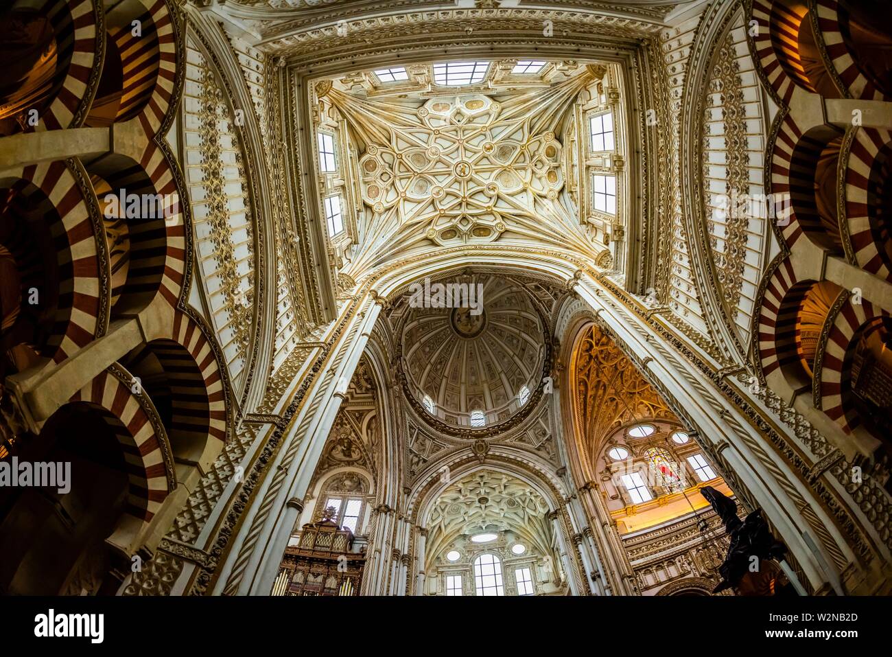 El techo, en el interior de la Mezquita (La Mezquita-Catedral) de Corboba, provincia de Córdoba, España. Foto de stock