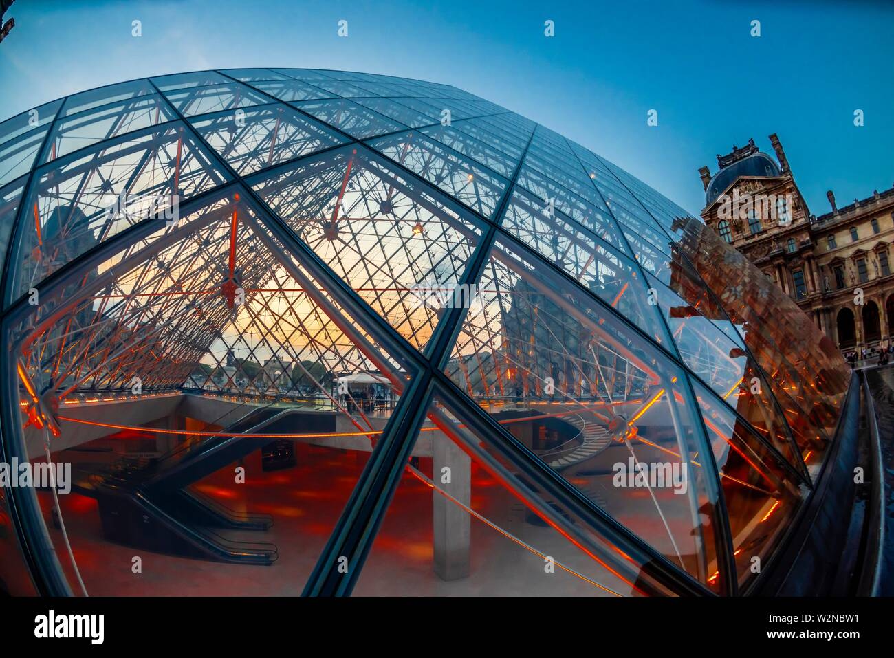 La Pirámide del Louvre (Pyramide du Louvre) es una gran pirámide de cristal y metal diseñada por el arquitecto Chinese-American I.M. Pei, rodeado por tres Foto de stock