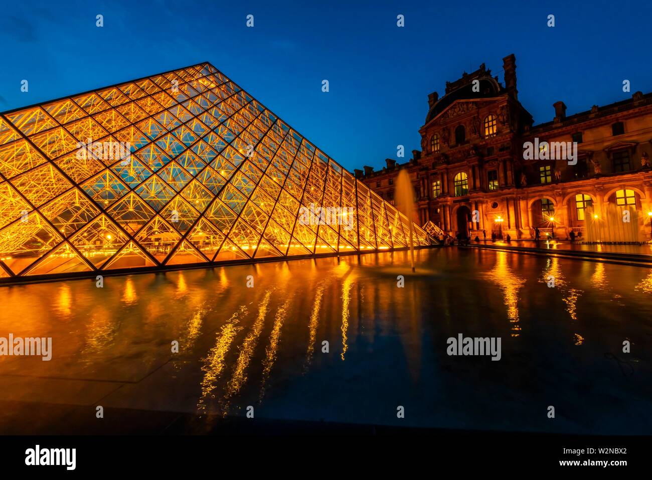 La Pirámide del Louvre (Pyramide du Louvre) es una gran pirámide de cristal y metal diseñada por el arquitecto Chinese-American I.M. Pei, rodeado por tres Foto de stock