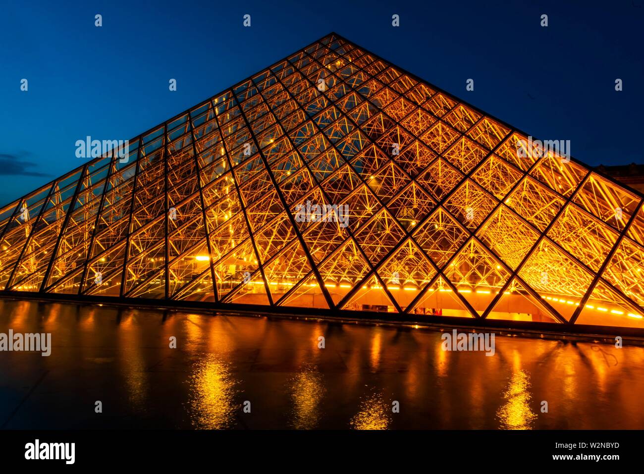 La Pirámide del Louvre (Pyramide du Louvre) es una gran pirámide de cristal y metal diseñada por el arquitecto Chinese-American I.M. Pei, rodeado por tres Foto de stock