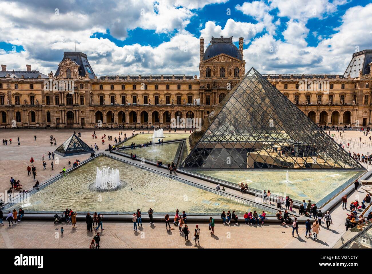 La Pirámide del Louvre (Pyramide du Louvre) es una gran pirámide de cristal y metal diseñada por el arquitecto Chinese-American I.M. Pei, rodeado por tres Foto de stock