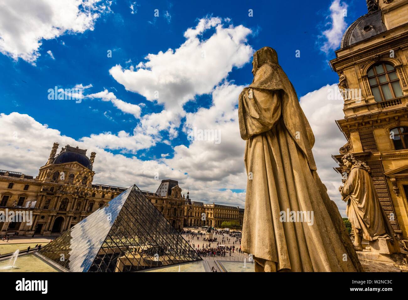 La Pirámide del Louvre (Pyramide du Louvre) es una gran pirámide de cristal y metal diseñada por el arquitecto Chinese-American I.M. Pei, rodeado por tres Foto de stock