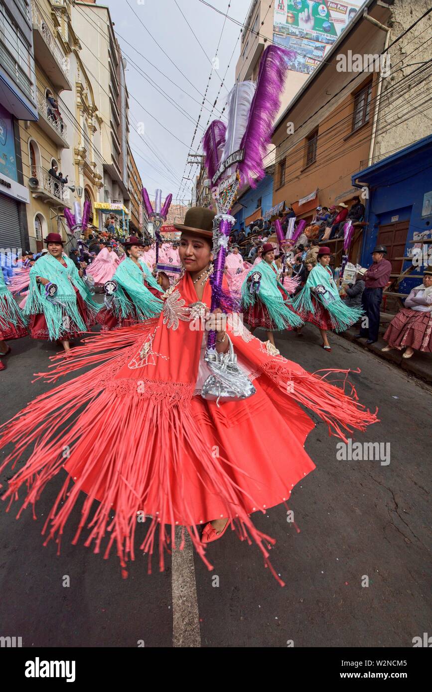 Cholita bailando en el Gran Poder Festival, La Paz, Bolivia Fotografía