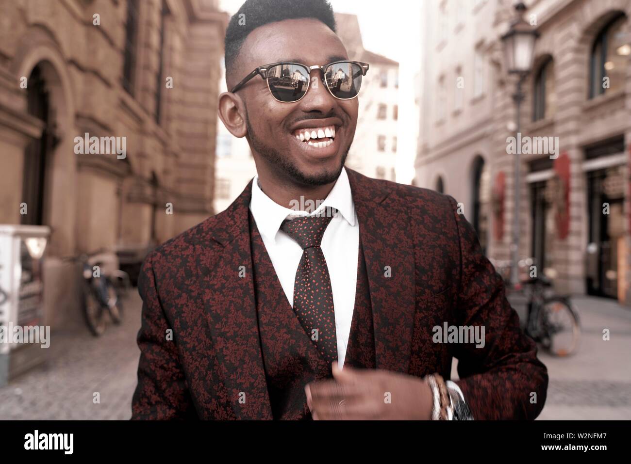 Feliz el hombre africano bien vestidos vestidos de traje rojo en la calle en la ciudad de Munich, Alemania Fotografía de stock - Alamy Feliz el hombre africano bien vestidos vestidos de traje rojo en la calle en la ciudad de Munich, Alemania Fotografía de stock - Alamy