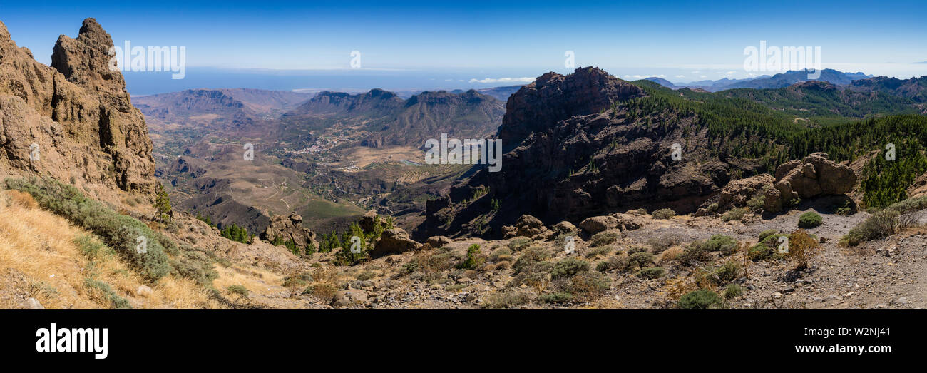 Paisaje montañoso con montañas de Gran Canaria Foto de stock