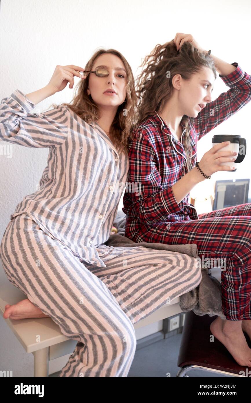 mujeres en pijama el día de inicio Fotografía de stock - Alamy