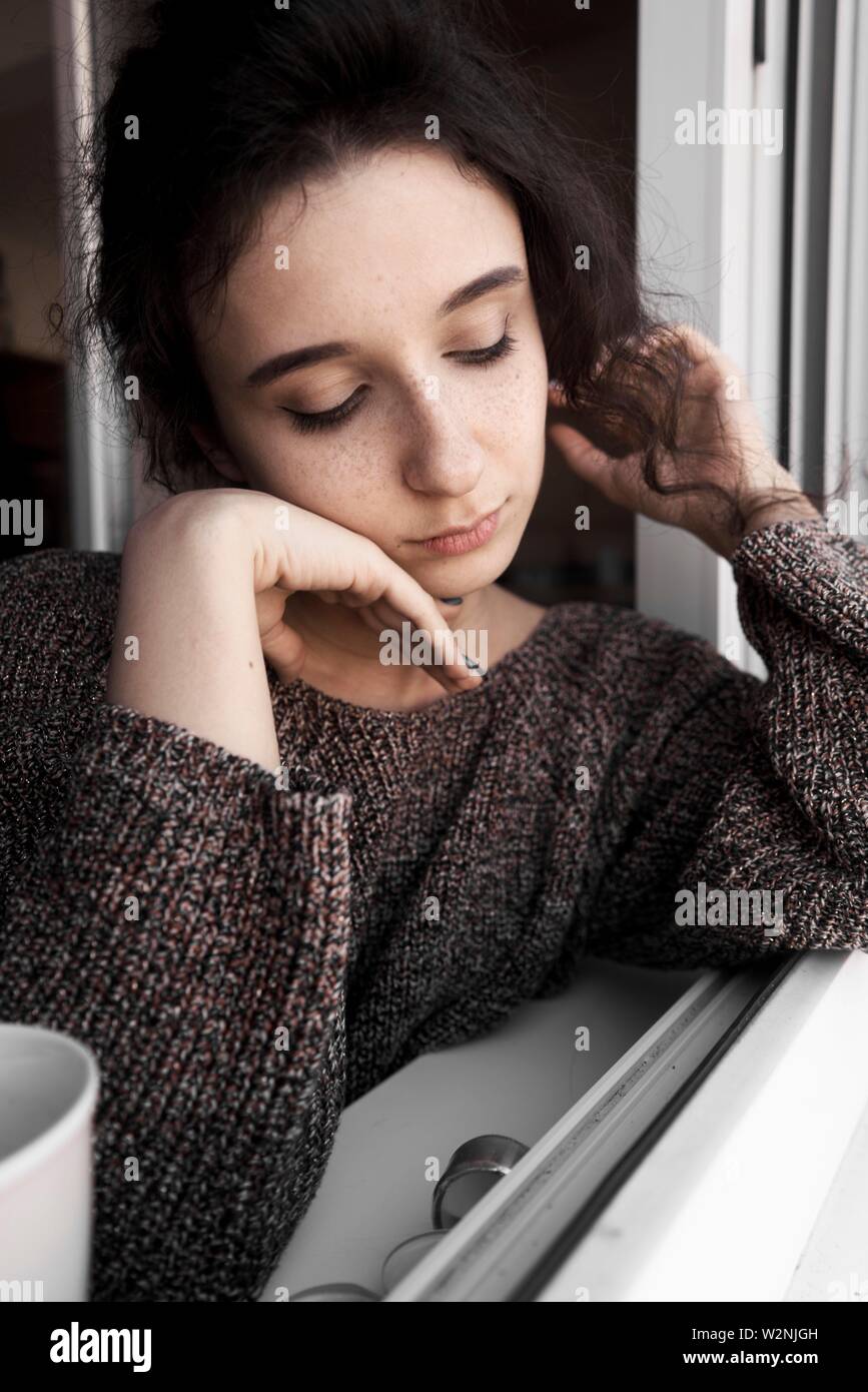 Joven Mujer sentimental en casa Foto de stock