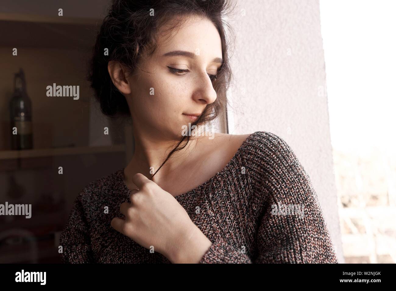 Joven Mujer sentimental en casa Foto de stock