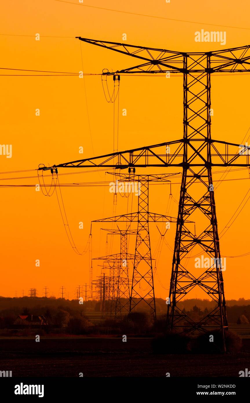 Francia, Loiret (45), Chaingy, 400 000 voltios, líneas eléctricas de alta tensión de transmisión del operador del sistema eléctrico francés RTE (Réseau du Transport Foto de stock