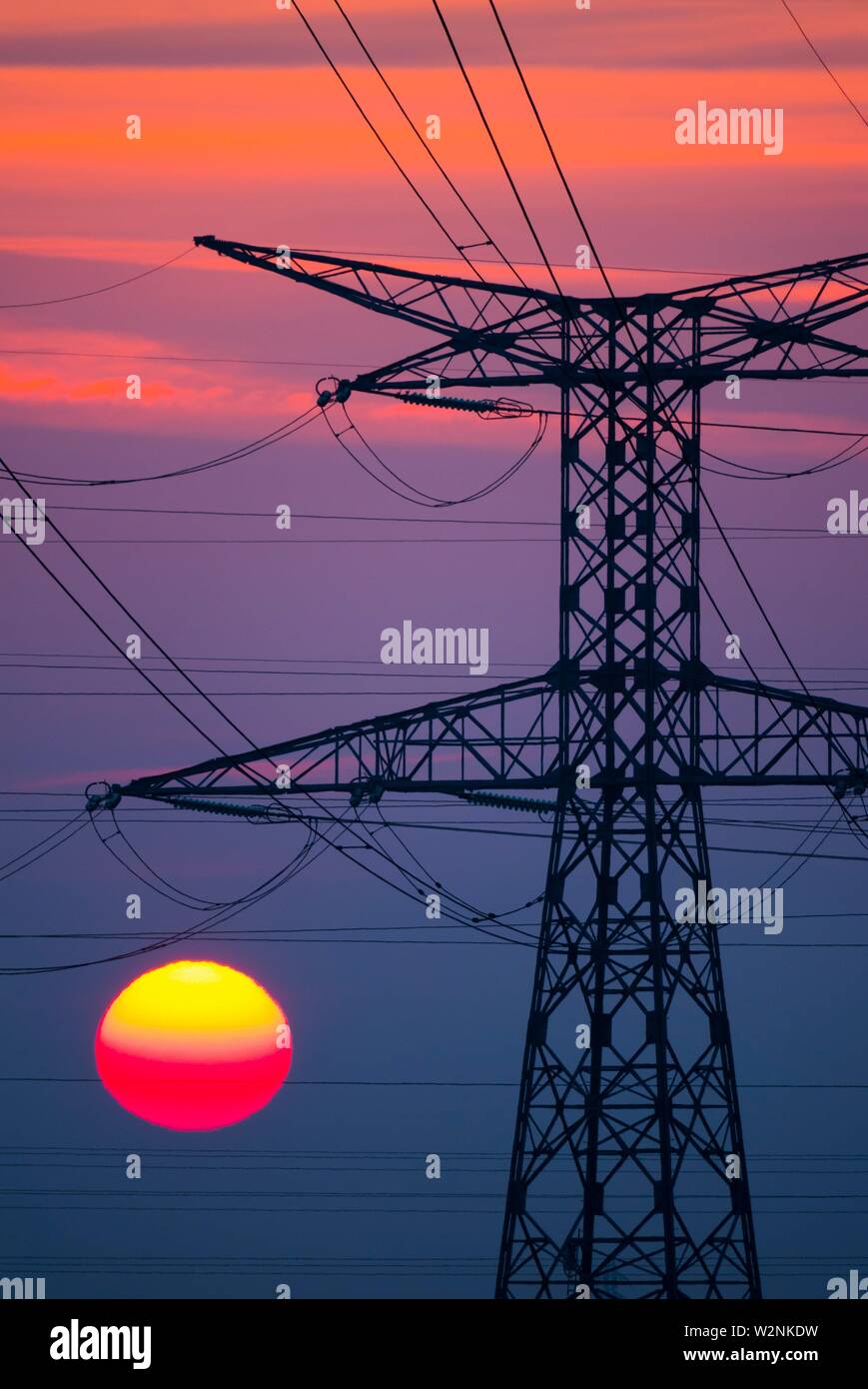 Francia, Loiret (45), Chaingy, 400 000 voltios, líneas eléctricas de alta tensión de transmisión del operador del sistema eléctrico francés RTE (Réseau du Transport Foto de stock