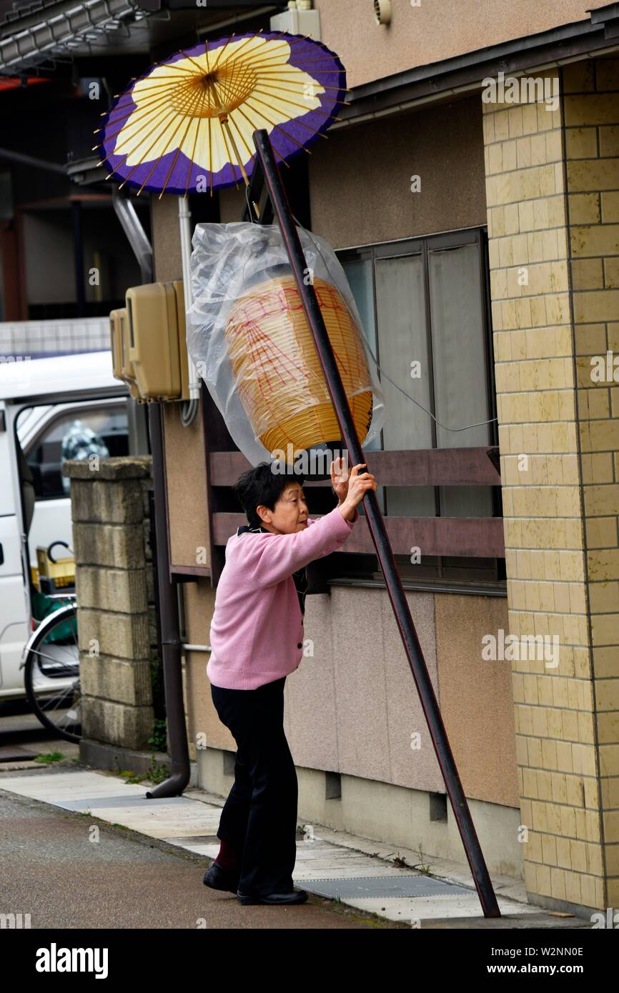 Mujer sosteniendo un paraguas gigante en calle de Furukawa, Gifu, Japón, Asia Fotografía stock - Alamy