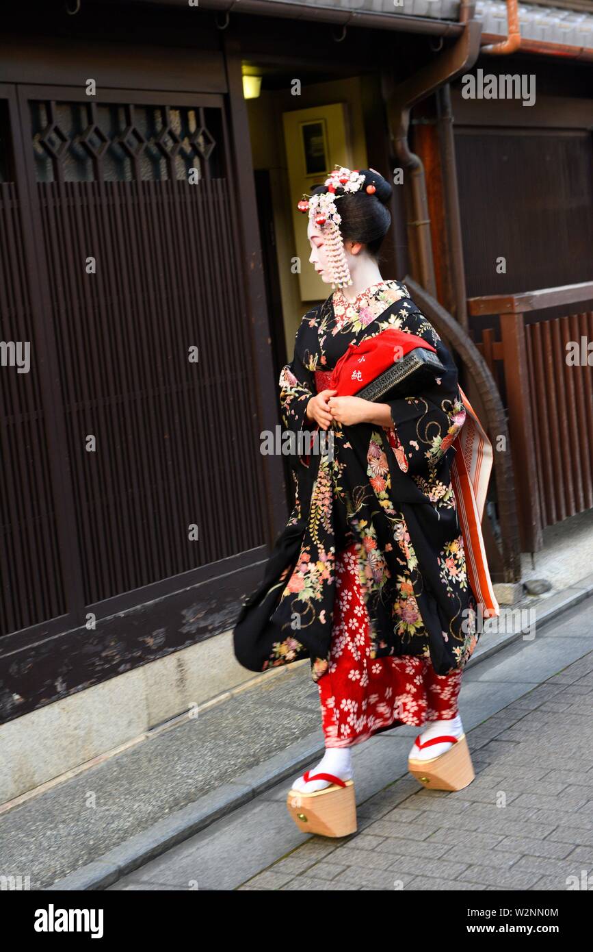 Geisha caminando por una calle de Gion en Kyoto, Japón, Asia. Foto de stock
