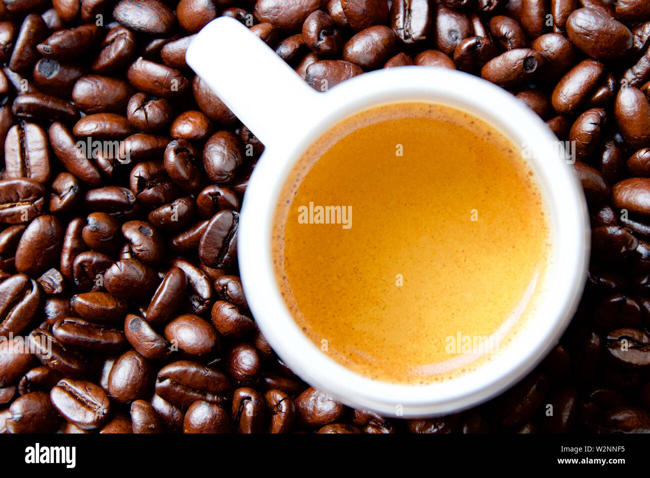 Y granos de café espresso Foto de stock