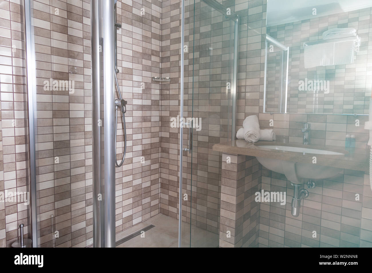 Cómoda habitación, baño, ducha, lavabo, azulejos de mosaico Foto de stock