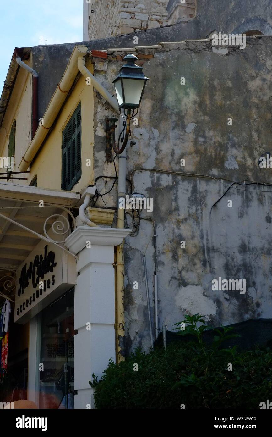 Corfu Corfu escena profunda en el barrio comercial, fui a través de la inyección de un antiguo bloque de apartamentos.la vieja lámpara hace que la composición interesante Foto de stock