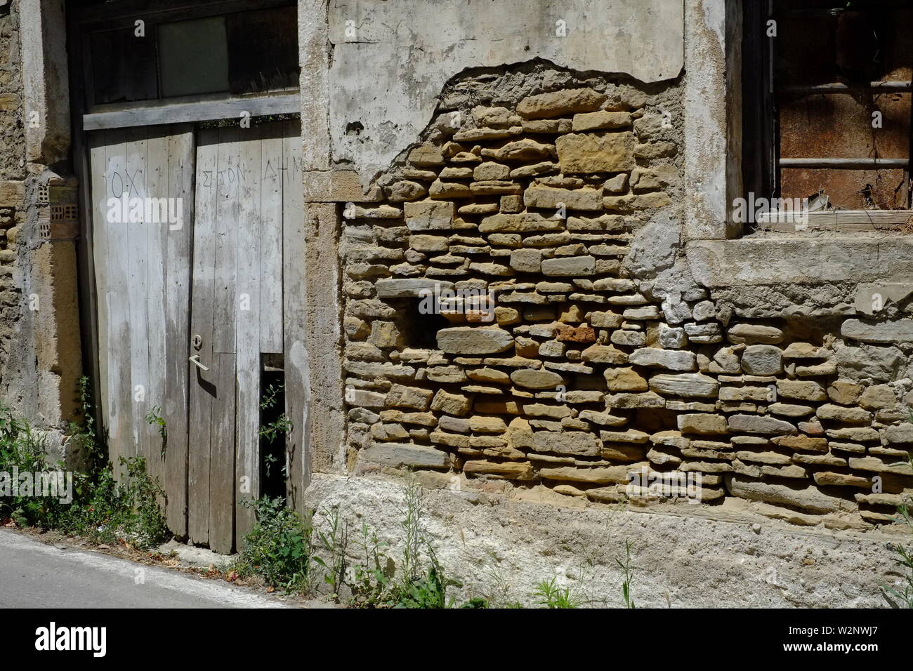 Corfu Avliotes village está situado en las colinas y esta foto es de una casa de frente sobre la calle principal que conduce a Avliotes Foto de stock