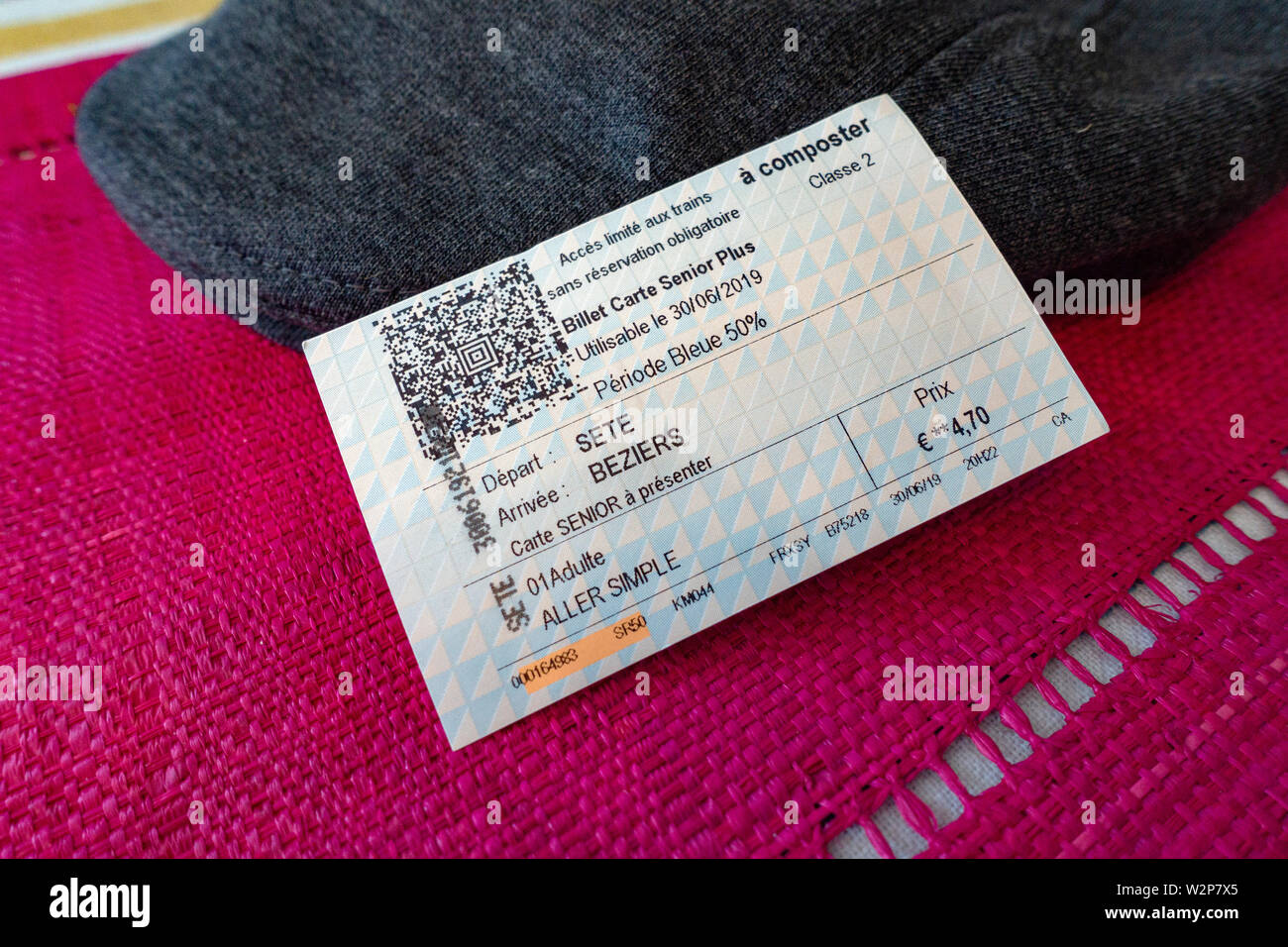 Senior Citizen incluyendo billete de tren SNCF descuento para el viaje en el sur de Francia. Foto de stock