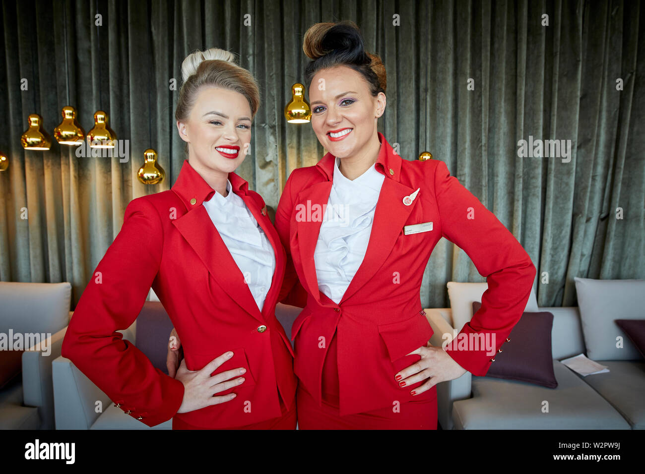 Plantea Virgin Atlantic CABIN CREW azafata en uniforme rojo Fotografía de  stock - Alamy