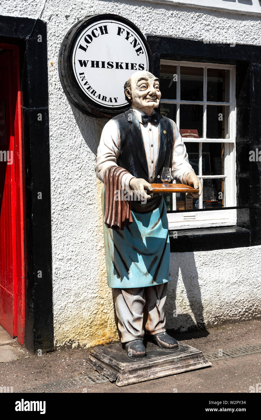 Tamaño de la vida maniqui de un camarero fuera de Loch Fyne Whiskies en Main Street en Inveraray, Argyll and Bute, en Escocia, Reino Unido Foto de stock